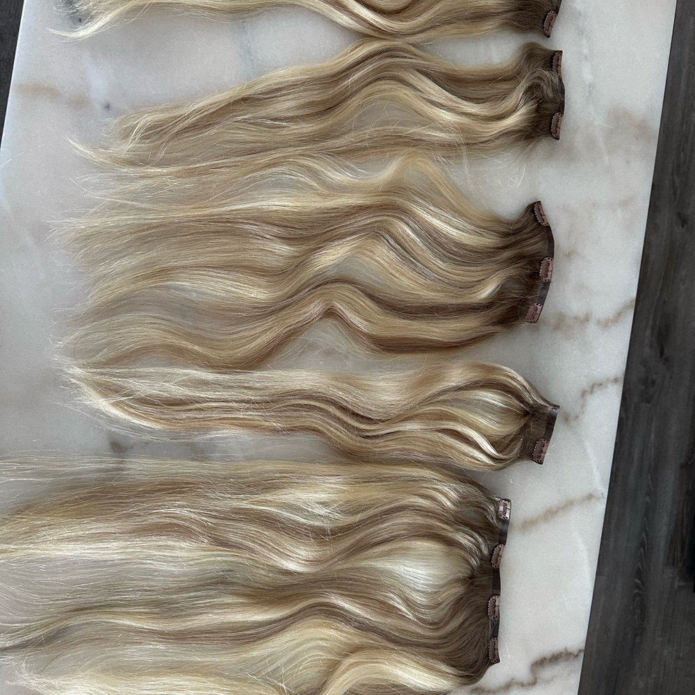 BELLAMI Silk Seam 180g 20" Pearl Blonde
Highlight Hair clip in hair Extensions